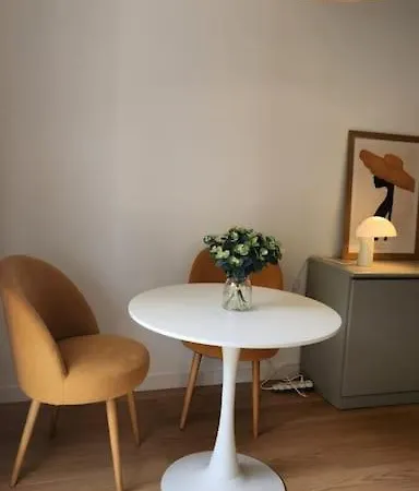 Calme Avec Vue Sur Un Grand Pin Parasol