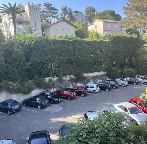 Calme Avec Vue Sur Un Grand Pin Parasol Lägenhet *