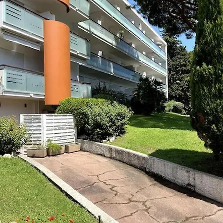 Apartment Calme Avec Vue Sur Un Grand Pin Parasol Cannes